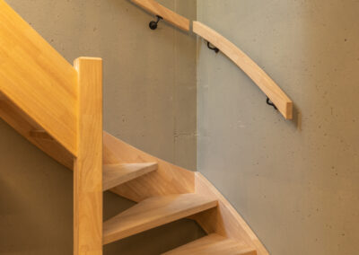 Open rubberwood trap met hekwerk tot aan plafond