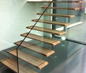 Zwevende trap met glazen balustrade